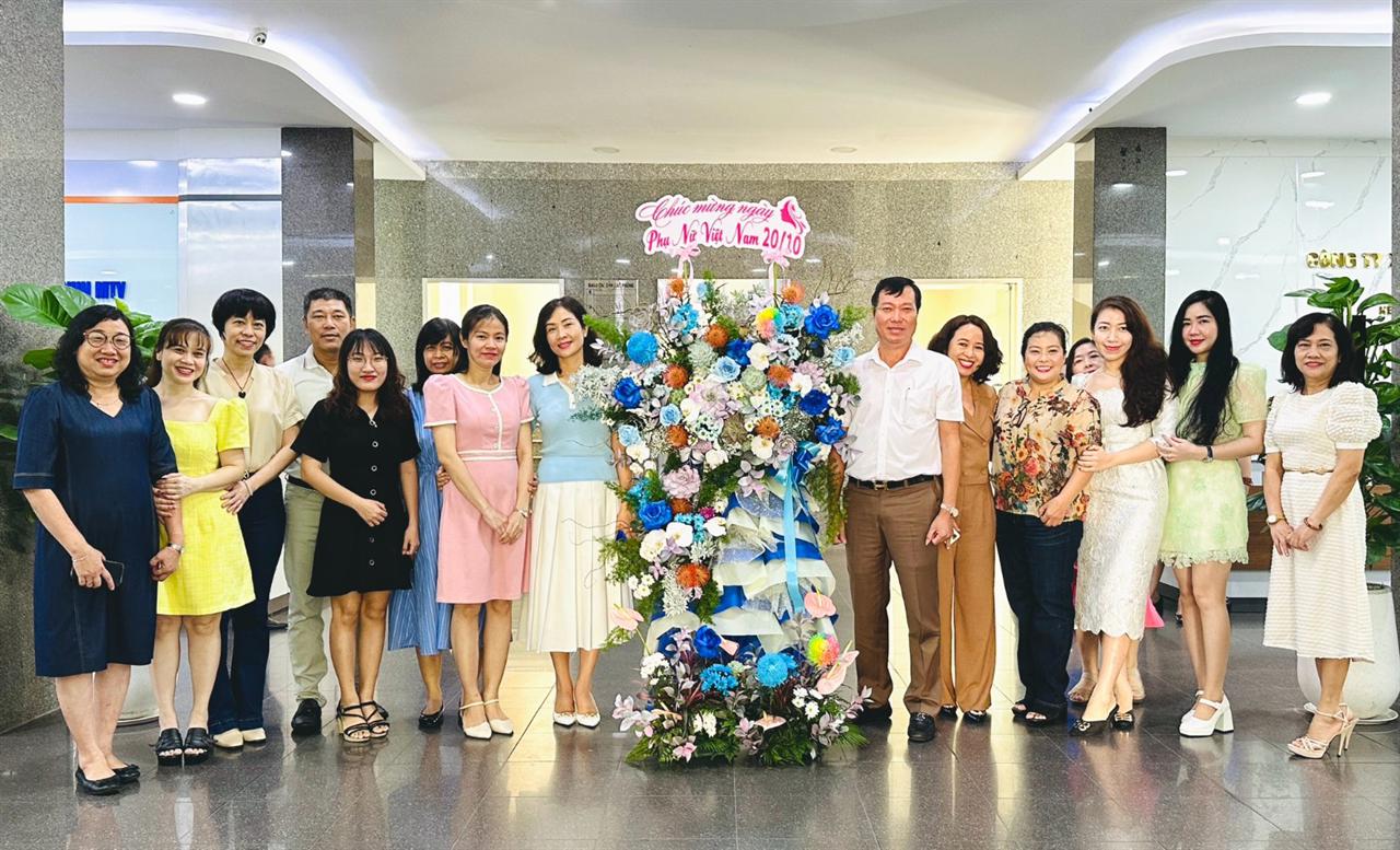 Những lẵng hoa tươi thắm chúc mừng ngày Phụ nữ Việt Nam 20/10