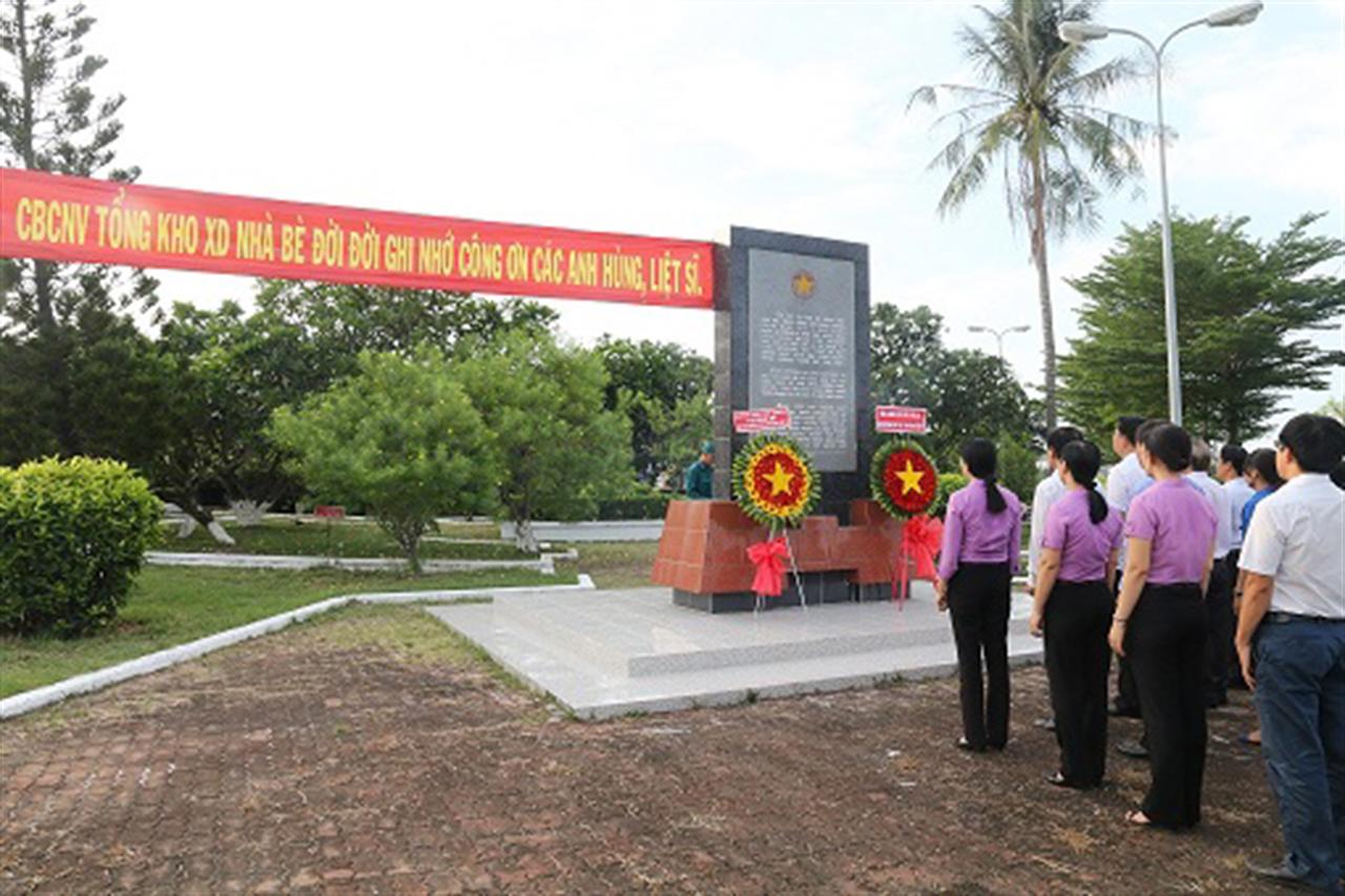 Tưởng niệm các anh hùng liệt sỹ nhân kỷ niệm ngày giải phóng miền Nam thống nhất đất nước