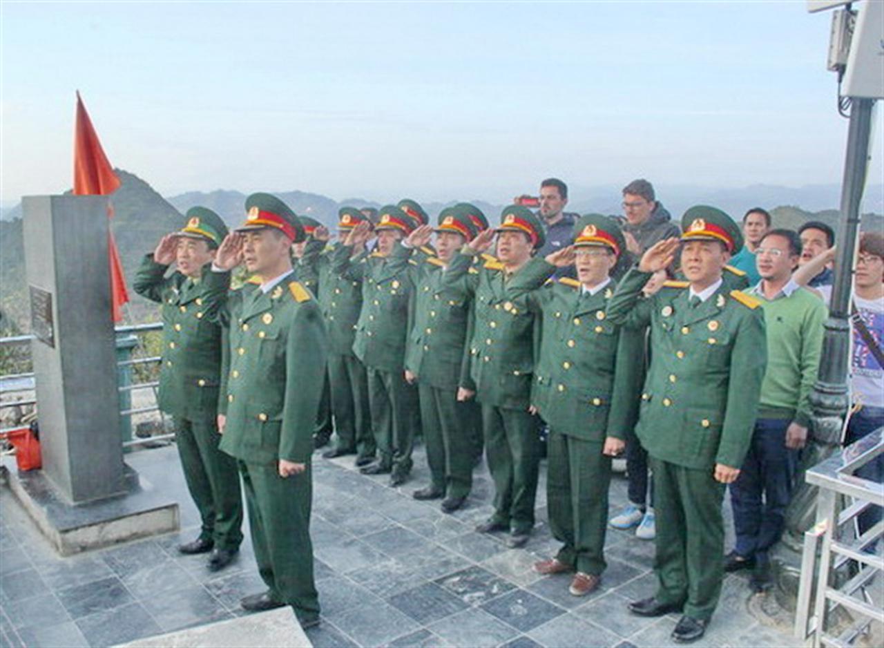 Lễ Chào Cờ tại Cột cờ Quốc gia Lũng Cú