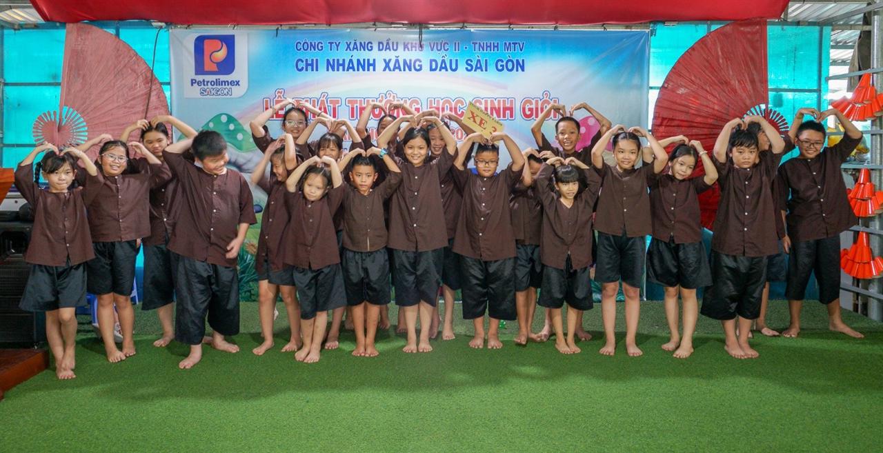 Chi nhánh xăng dầu Sài Gòn biểu dương, khen thưởng con CBCNV đạt danh hiệu học sinh giỏi năm học 2022 - 2023