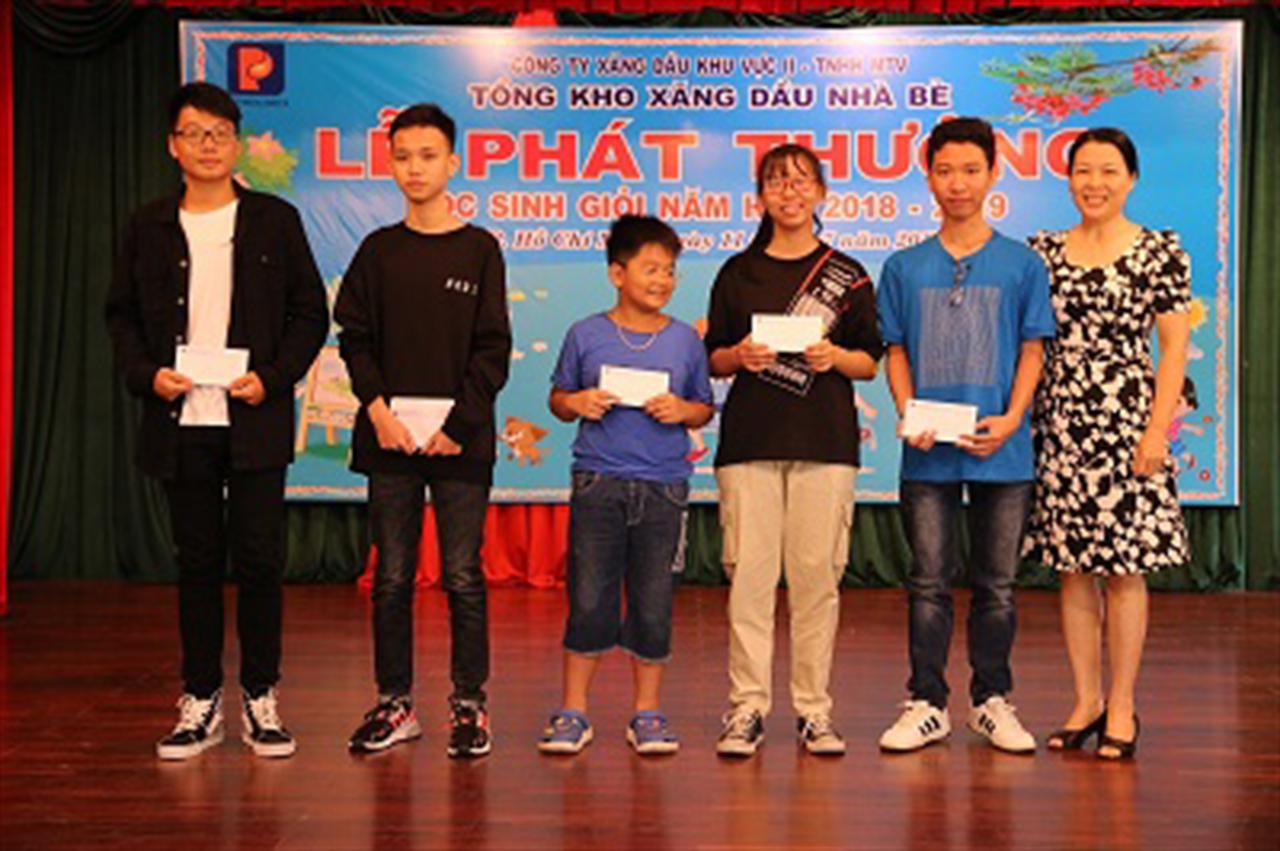 Tuyên dương con CB-CNV  Tổng kho Nhà Bè  đạt thành tích xuất sắc trong học tập