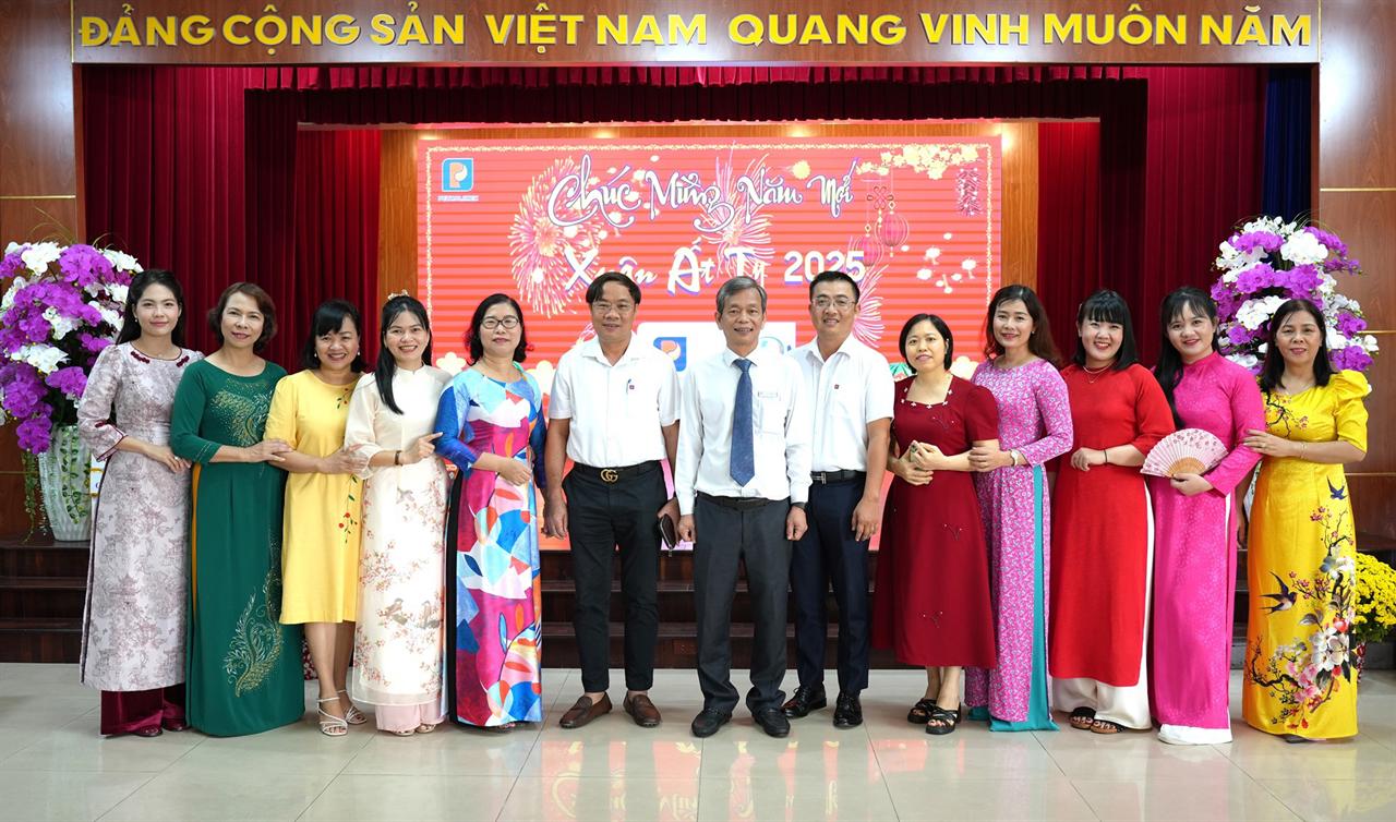 Những bông hoa ngát hương nơi Tổng kho Xăng dầu Nhà Bè