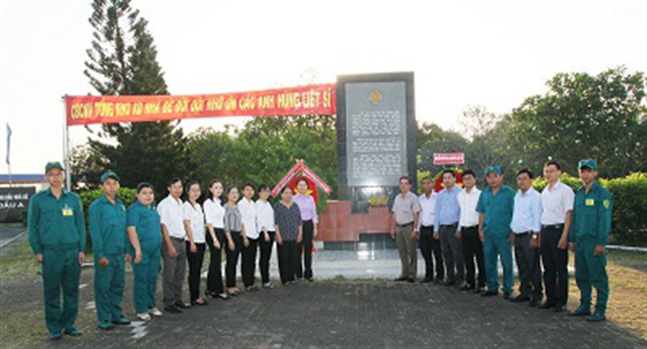 Tri ân các anh hùng liệt sỹ nhân dịp Xuân về