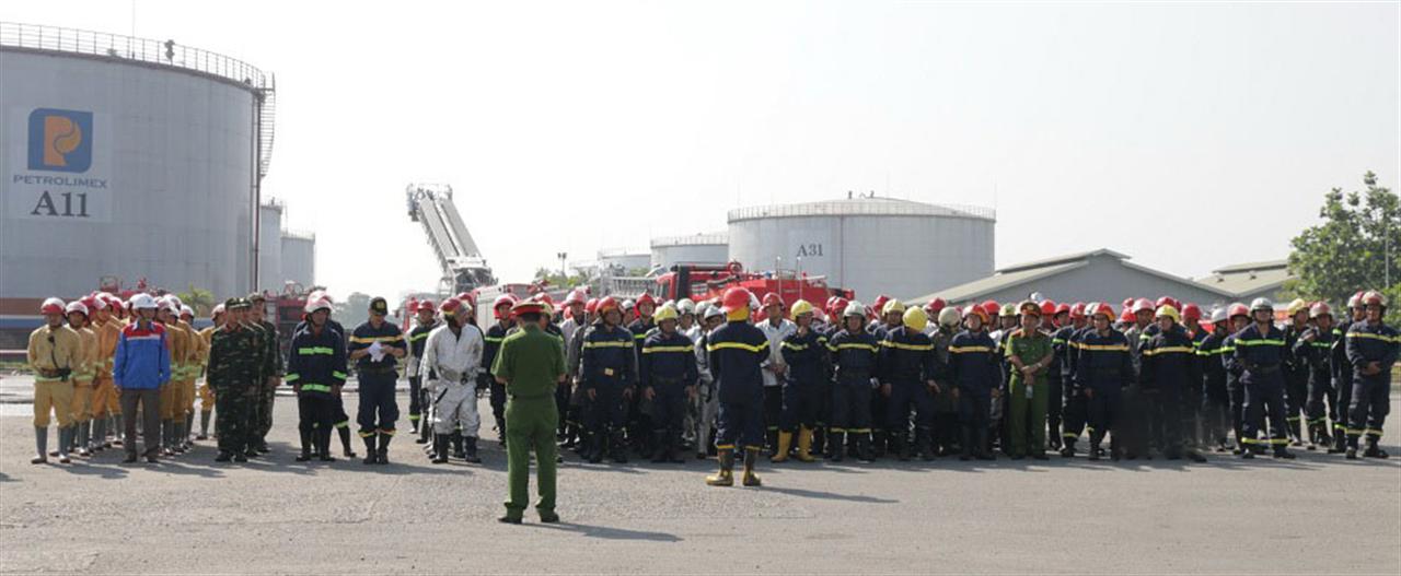 Chuẩn bị diễn tập phương án chữa cháy và cứu nạn, cứu hộ kho xăng dầu cấp Thành phố năm 2017