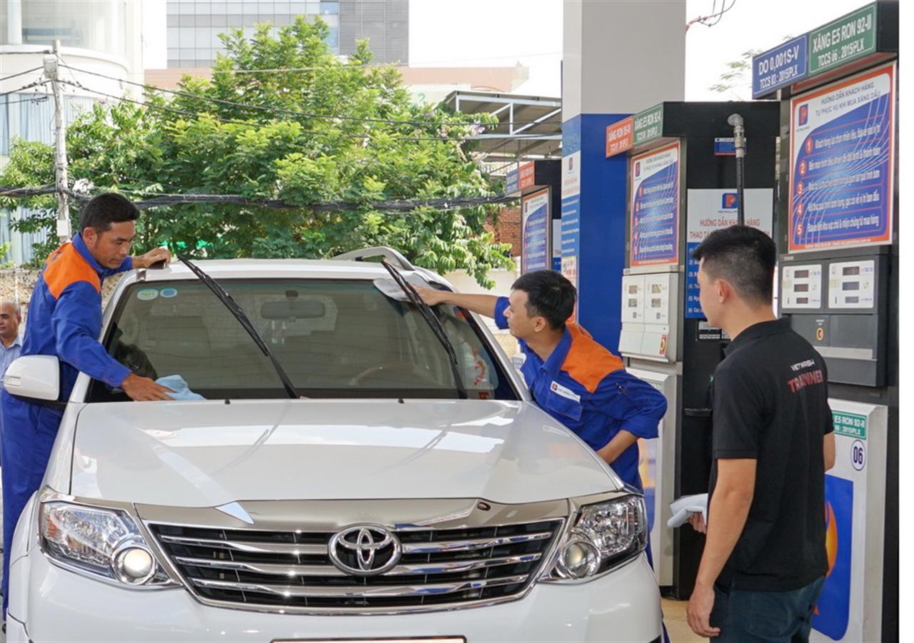 Xí nghiệp Bán lẻ Xăng dầu tổ chức đào tạo lau kính xe ôtô, nâng cao chất lượng dịch vụ hướng tới khách hàng