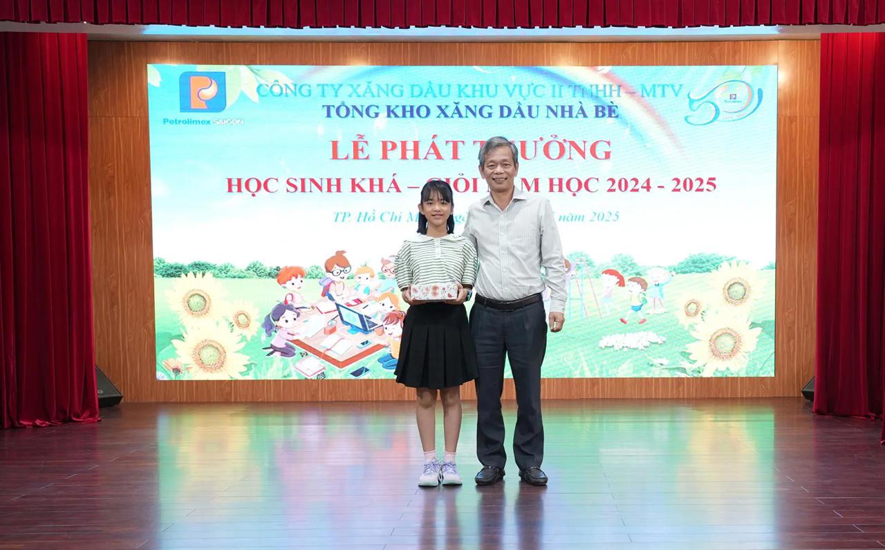 Tổng kho Xăng dầu Nhà Bè tuyên dương, khen thưởng 133 học sinh giỏi năm học 2024 - 2025