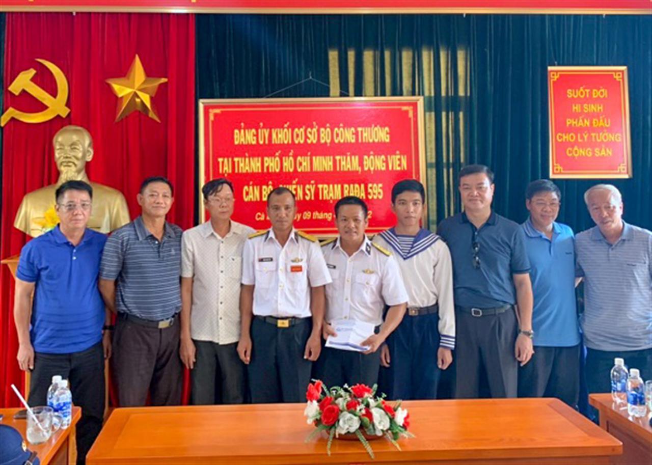 Nghĩa tình cùng chiến sĩ hải đảo