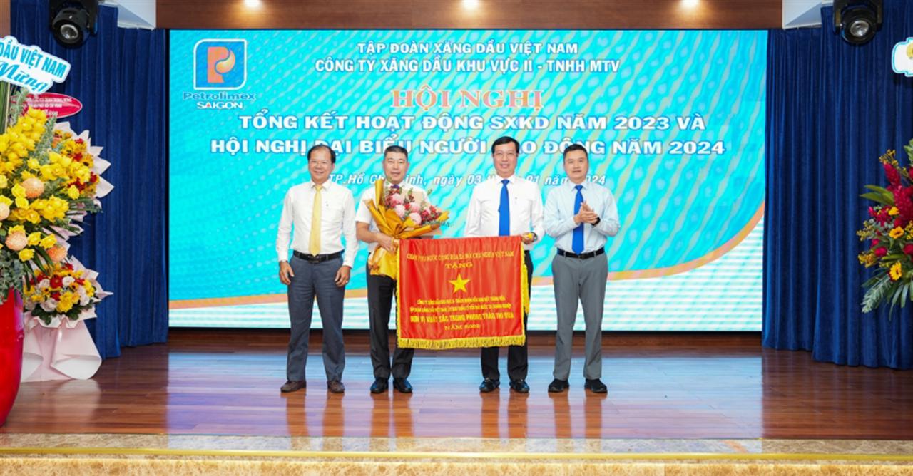 Petrolimex Sài Gòn vinh dự nhận Cờ thi đua của Chính phủ