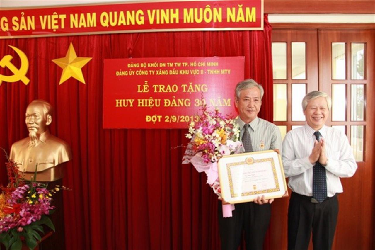 Lễ trao huy hiệu 30 năm tuổi Đảng đợt 2/9