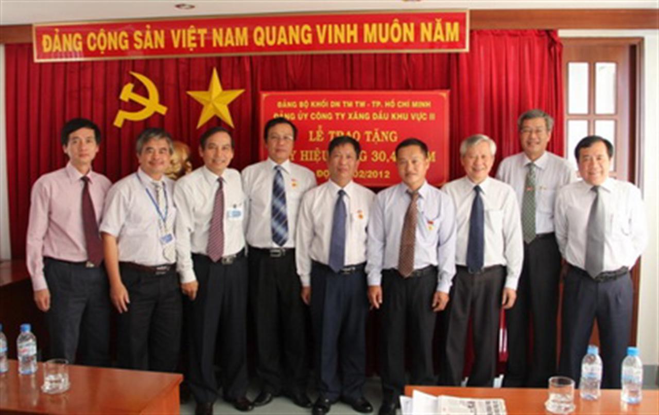 Lễ trao tặng huy hiệu 40 và 30 năm tuổi Đảng