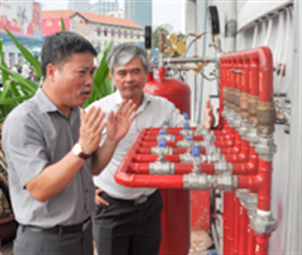 Phó tổng giám đốc Petrolimex Vương Thái Dũng kiểm tra công tác an toàn tại Petrolimex Sài Gòn