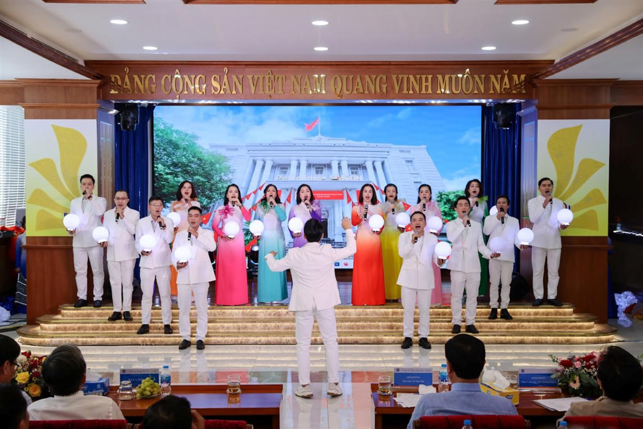 Những giọt mồ hôi đằng sau ánh đèn sân khấu