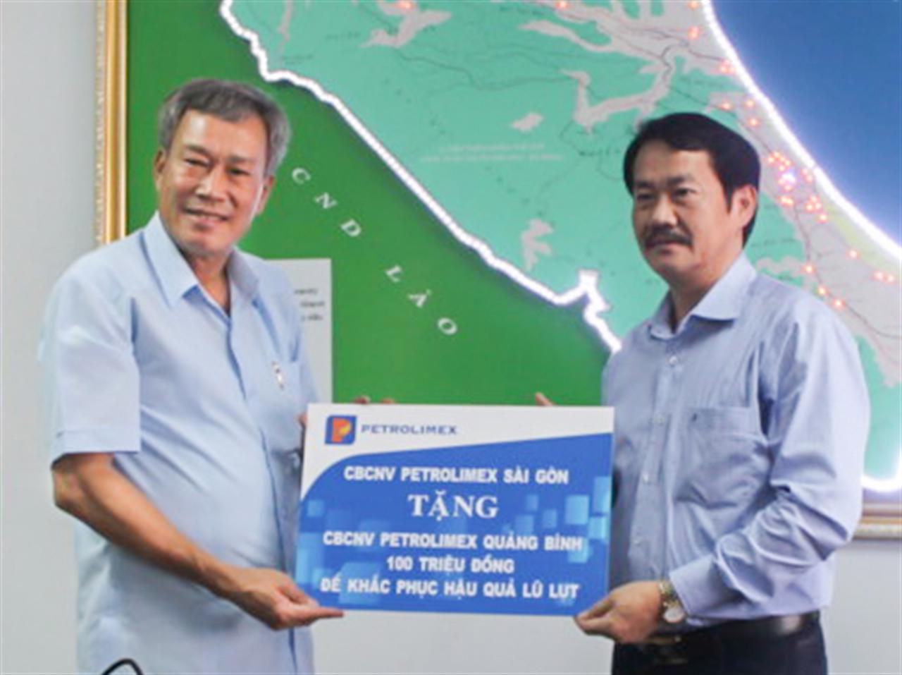 Tặng CBCNV Petrolimex Quảng Bình 100 triệu đồng để khắc phục hậu quả bão lũ