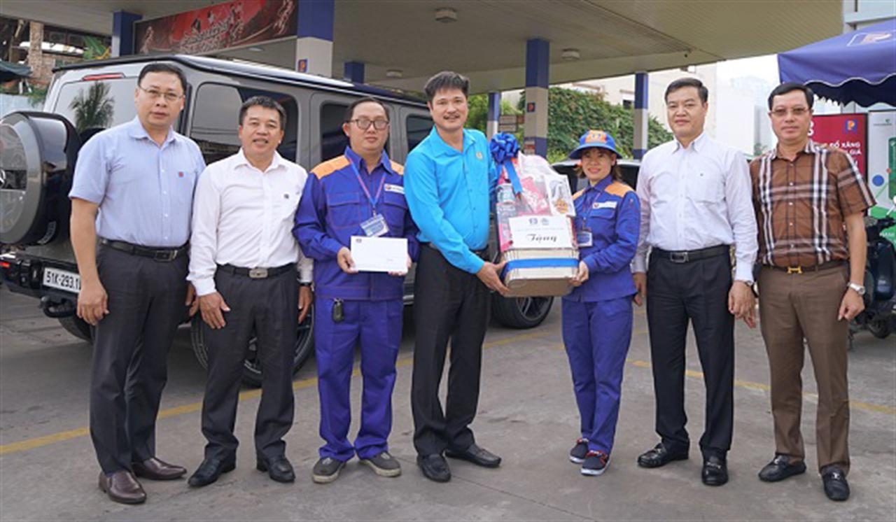 Chủ tịch Công đoàn Xăng dầu Việt Nam thăm, động viên NLĐ Petrolimex Sài Gòn