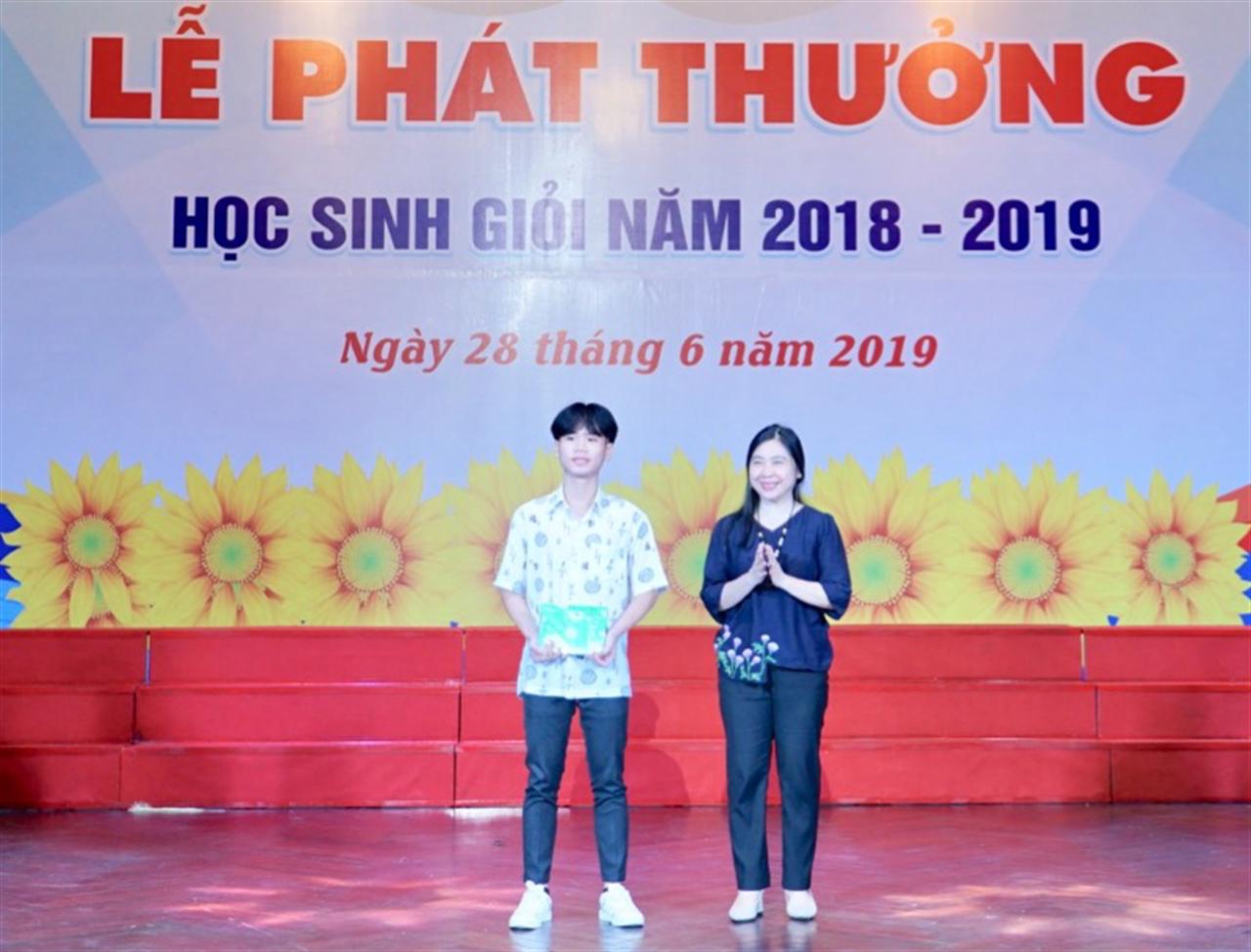 Khen thưởng 372 học sinh giỏi là con CBCNV-NLĐ của Xí nghiệp