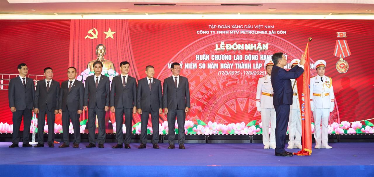 Tin ảnh: Lễ trao tặng Huân chương Lao động cho Petrolimex Sài Gòn, Tổng kho Xăng dầu Nhà Bè