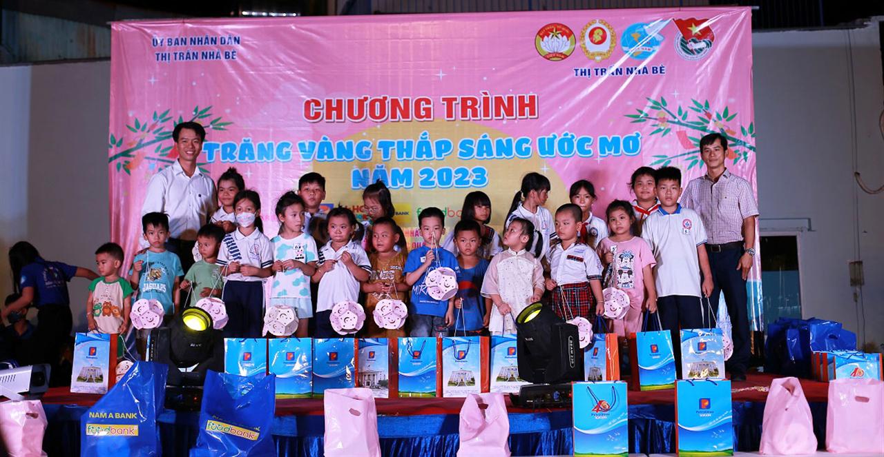 Trung thu sẻ chia, trăng tròn ấm áp