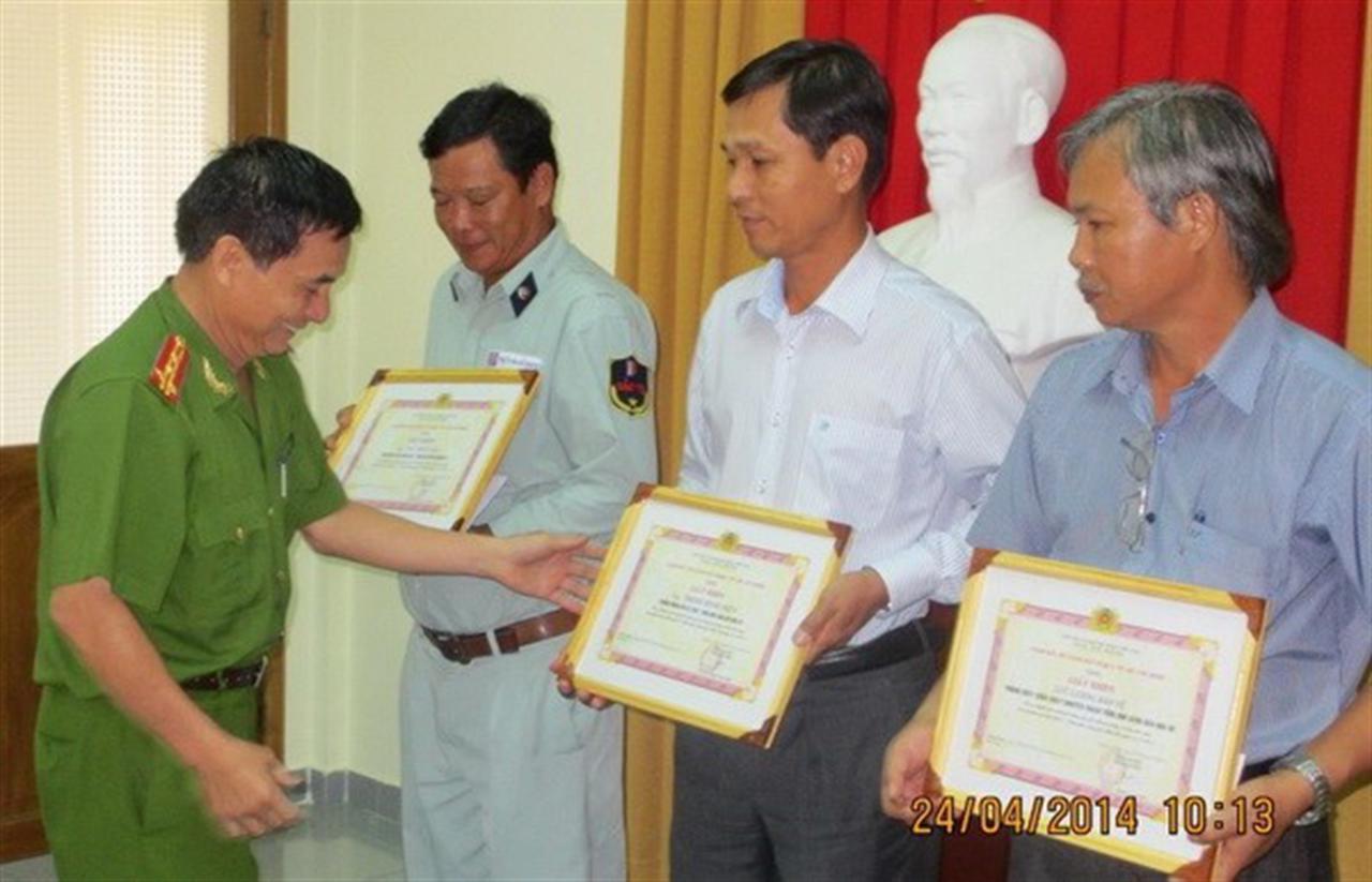 Sở cảnh sát PCCC Thành phố khen thưởng đột xuất lực lượng chữa cháy tại chỗ của Tổng kho Xăng dầu Nhà Bè