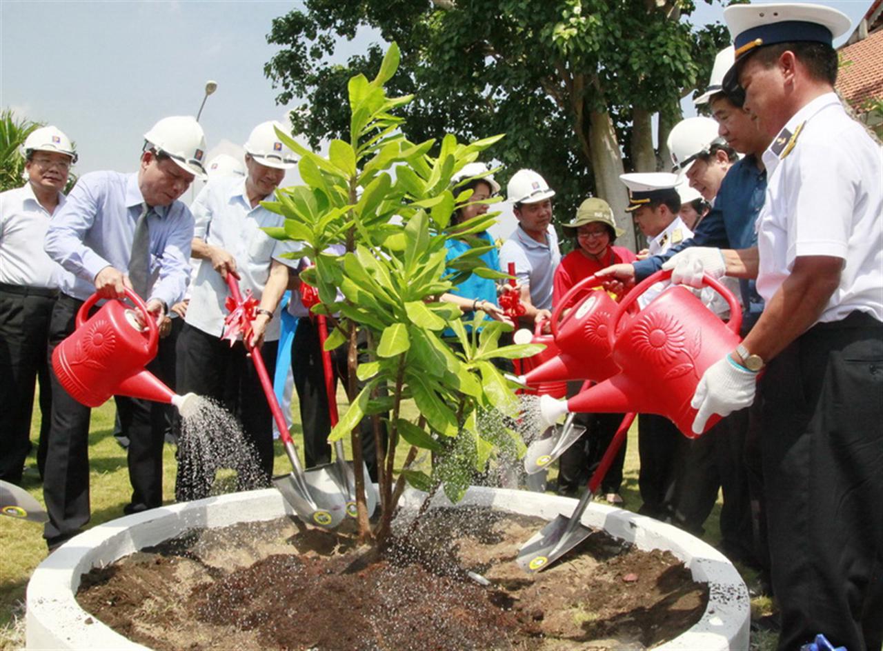 Lễ đón nhận & trồng cây Bàng quả Vuông
