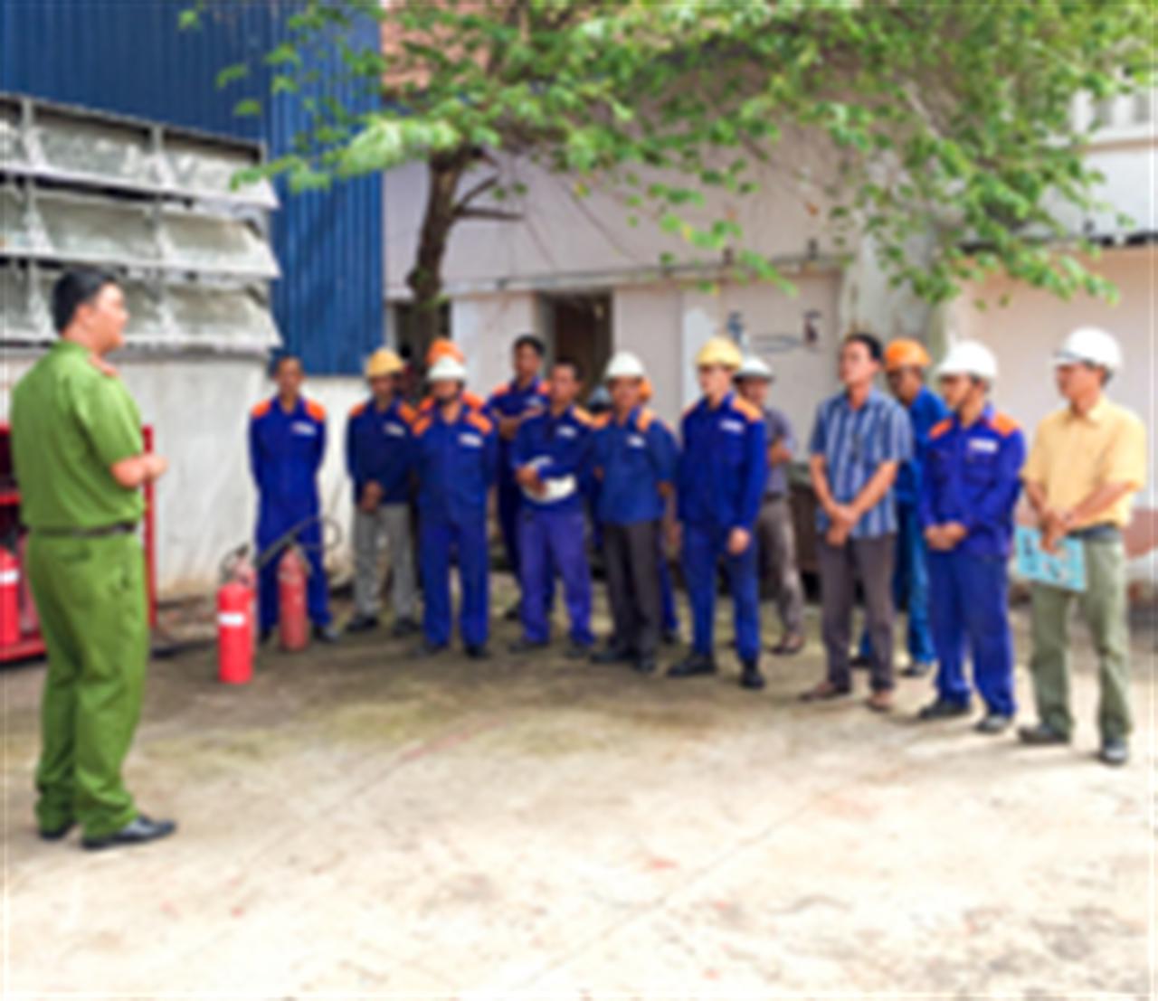 Xí nghiệp Dịch vụ diễn tập PCCC định kỳ năm 2015 tại Xưởng xử lý chất thải nhiễm dầu và Xưởng cơ khí
