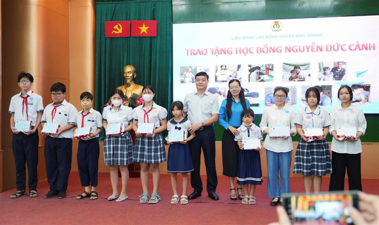 Petrolimex Sài Gòn trao tặng "Mái ấm công đoàn", học bổng tới các hoàn cảnh khó khăn
