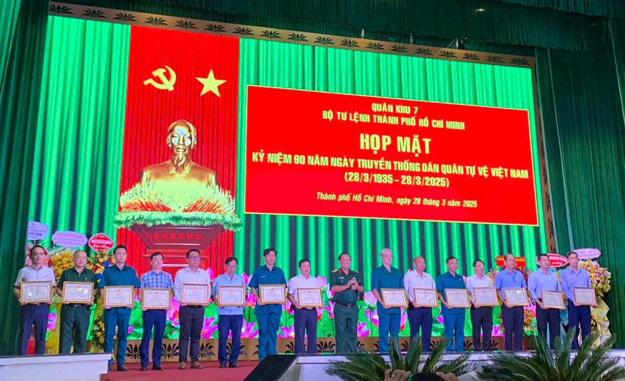 BCH Quân sự Công ty Xăng dầu Khu vực II vinh dự nhận Giấy khen của Bộ Tư lệnh TP.HCM
