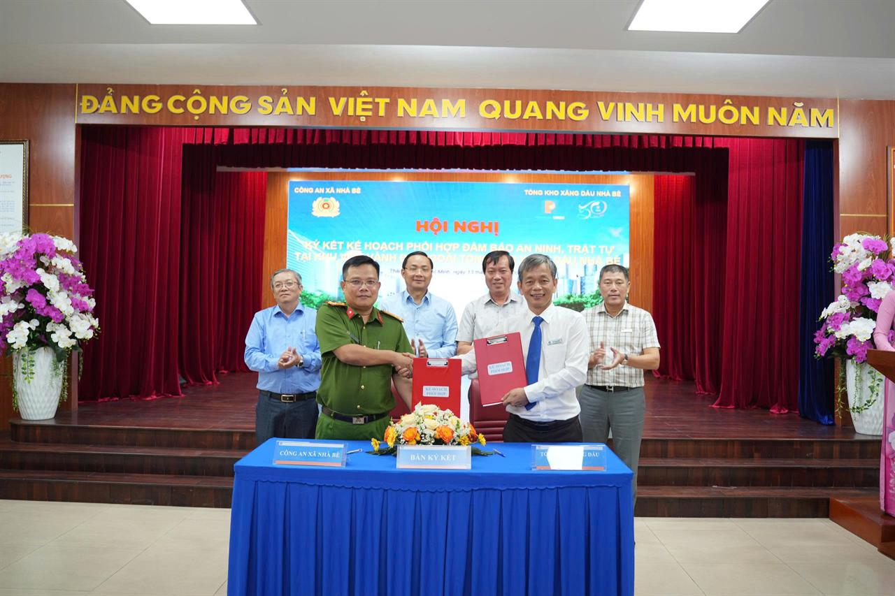 Tổng kho Xăng dầu Nhà Bè và Công an xã Nhà Bè ký kết Kế hoạch phối hợp đảm bảo ANTT khu vực vành đai ngoài