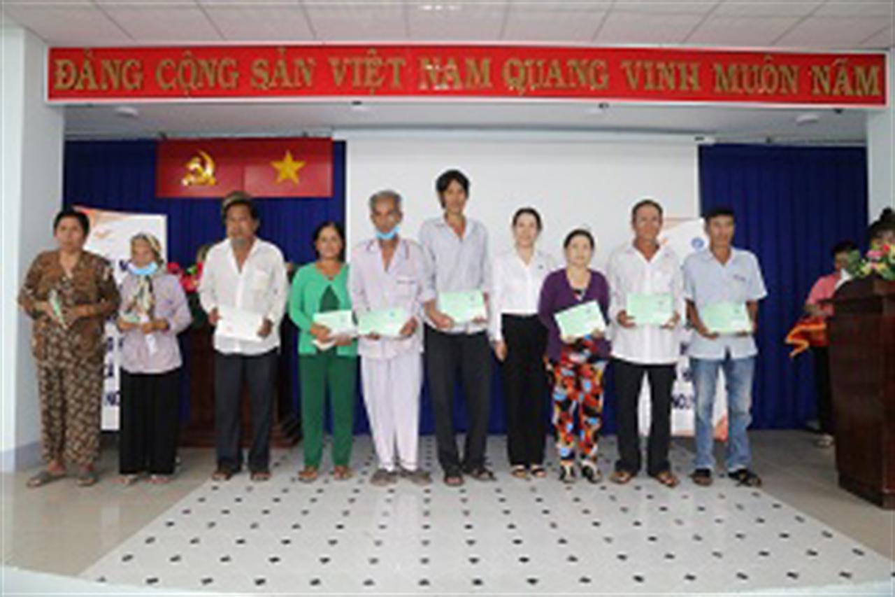 Tổng kho Nhà Bè trao tặng 50 sổ BHXH tự nguyện