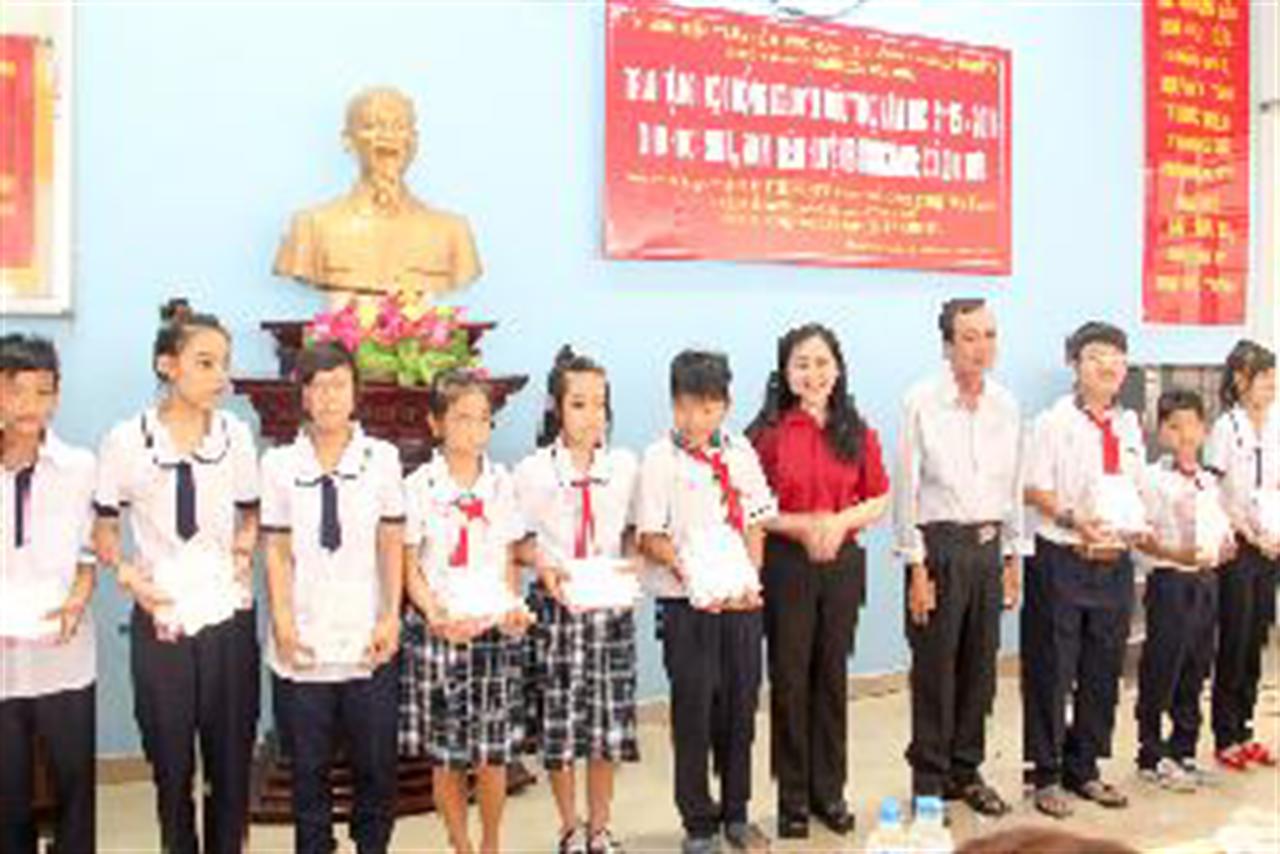 Petrolimex Sài Gòn trao học bổng Nguyễn Hữu Thọ năm học 2015 - 2016