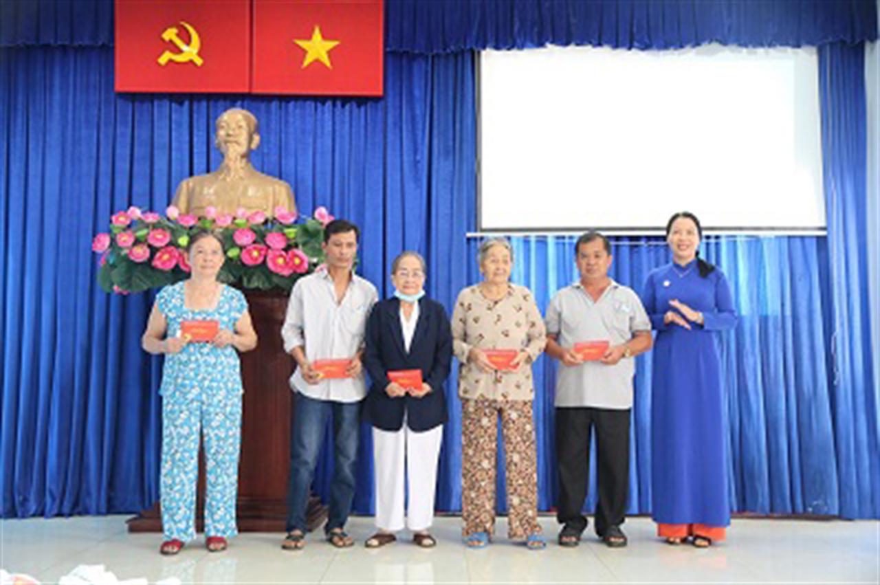 Chăm lo các hộ gia đình chính sách khó khăn cùng vui đón Tết Tân Sửu 2021