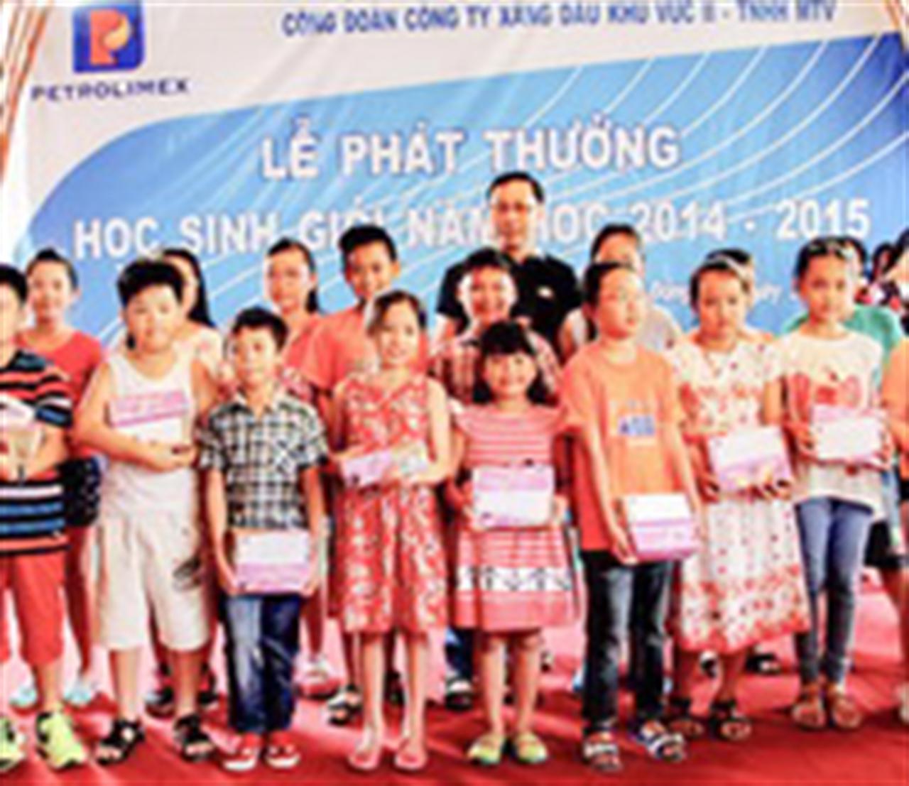 Khen thưởng học sinh giỏi năm học 2014-2015