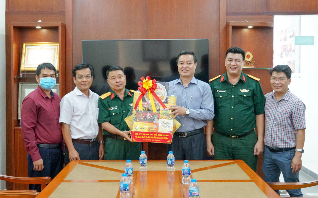 Bộ Tư lệnh TP Hồ Chí Minh thăm hỏi lực lượng tự vệ Công ty Xăng dầu Khu vực II