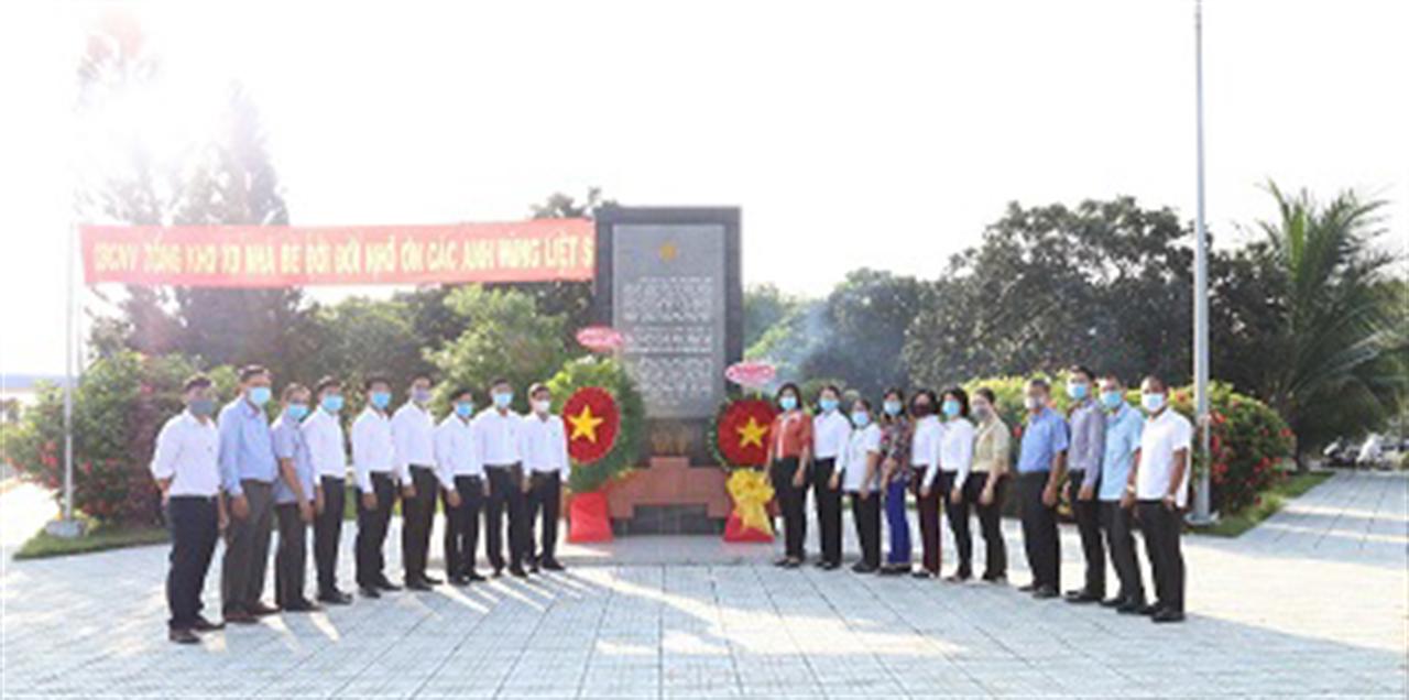 Dâng hương tại bia tưởng niệm kho dầu A