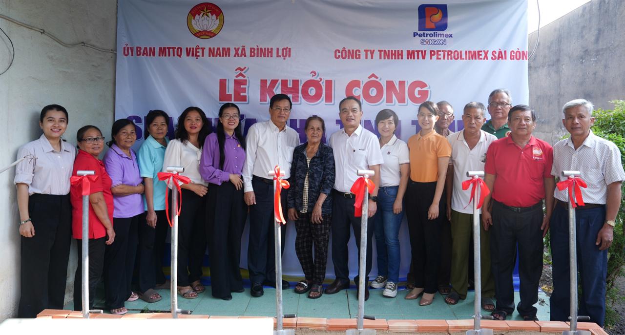 Petrolimex Sài Gòn trao học bổng Nguyễn Hữu Thọ và khởi công nhà tình thương