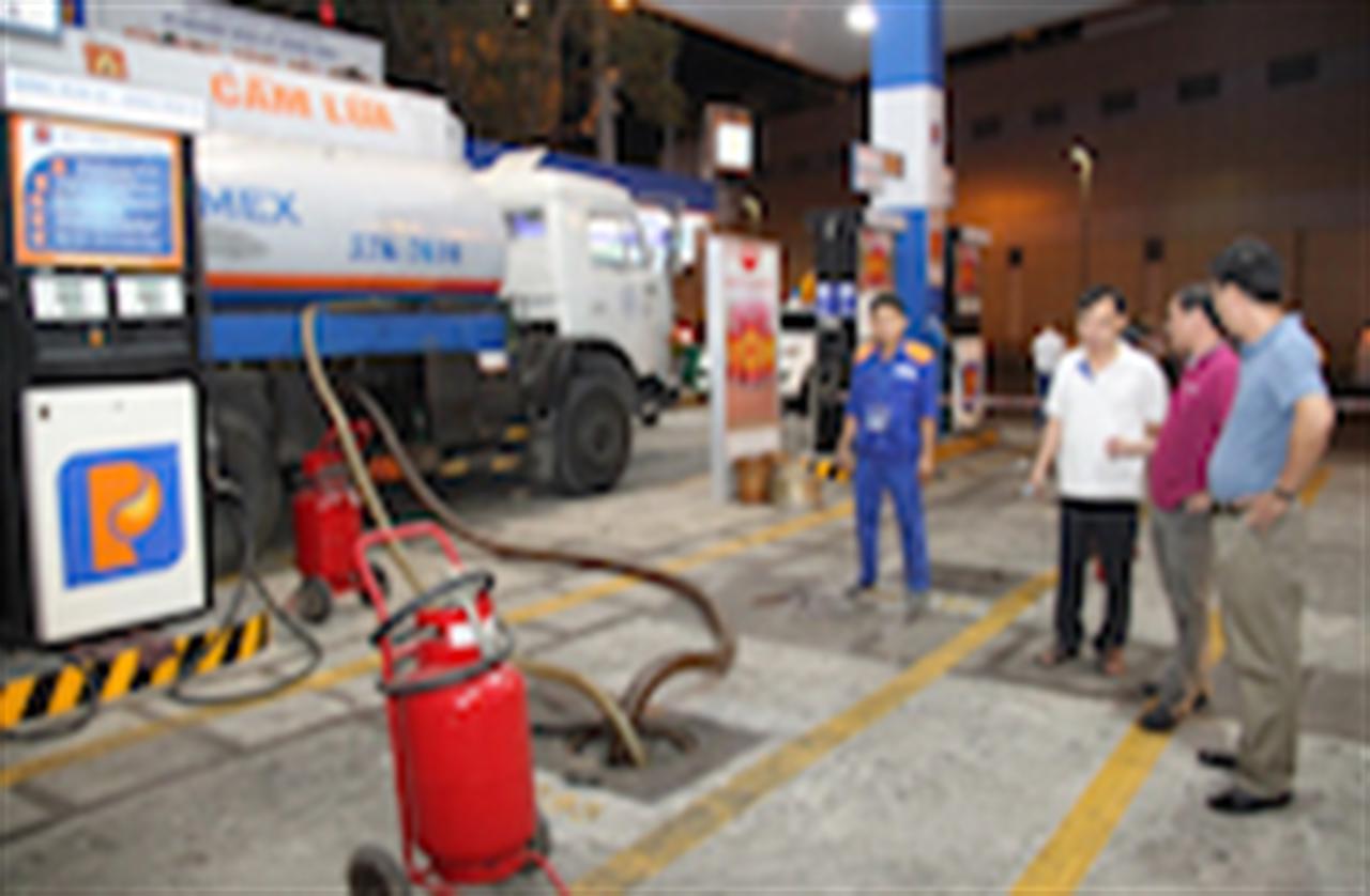 Lãnh đạo Xí nghiệp Bán lẻ Xăng dầu kiểm tra công tác bán hàng Tết