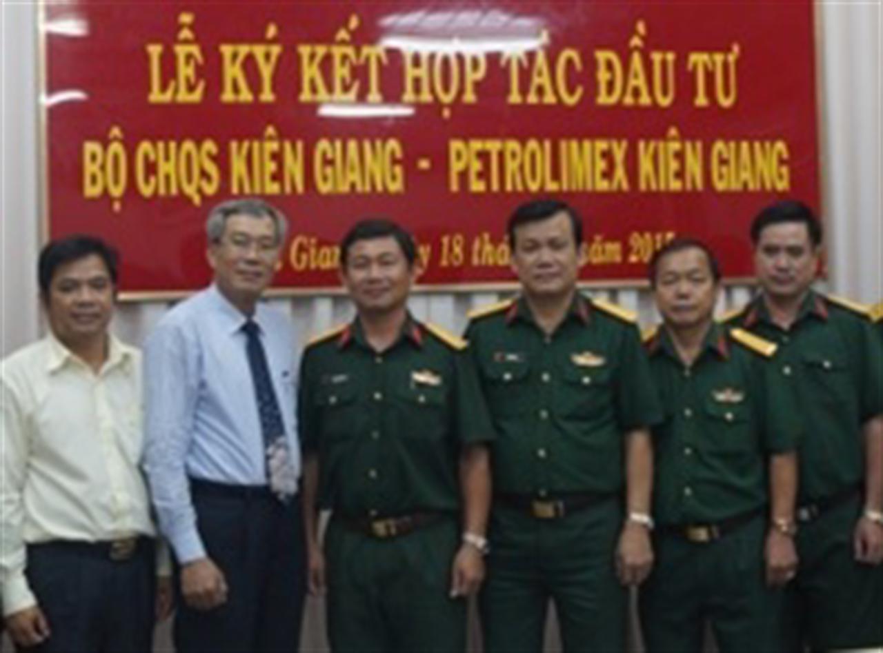 Petrolimex Kiên Giang và Bộ CHQS Kiên Giang thỏa thuận hợp tác bảo đảm xăng dầu