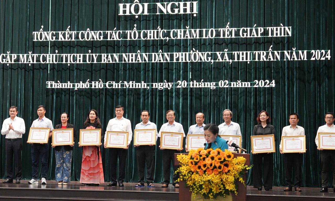 Petrolimex Sài Gòn nhận bằng khen của TP.HCM về công tác chăm lo Tết Giáp Thìn 2024