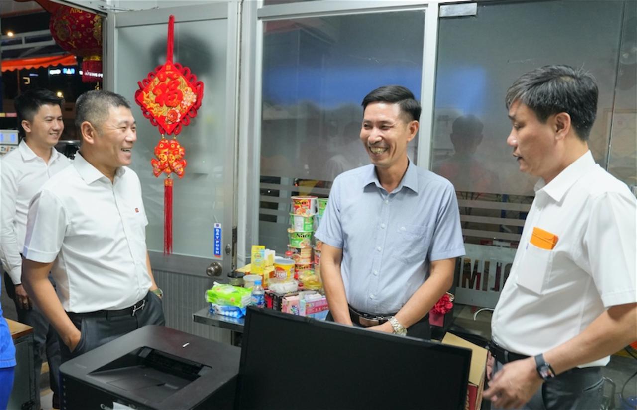 Thăm, chúc Tết người lao động trực đêm 30 Tết tại Cửa hàng xăng dầu