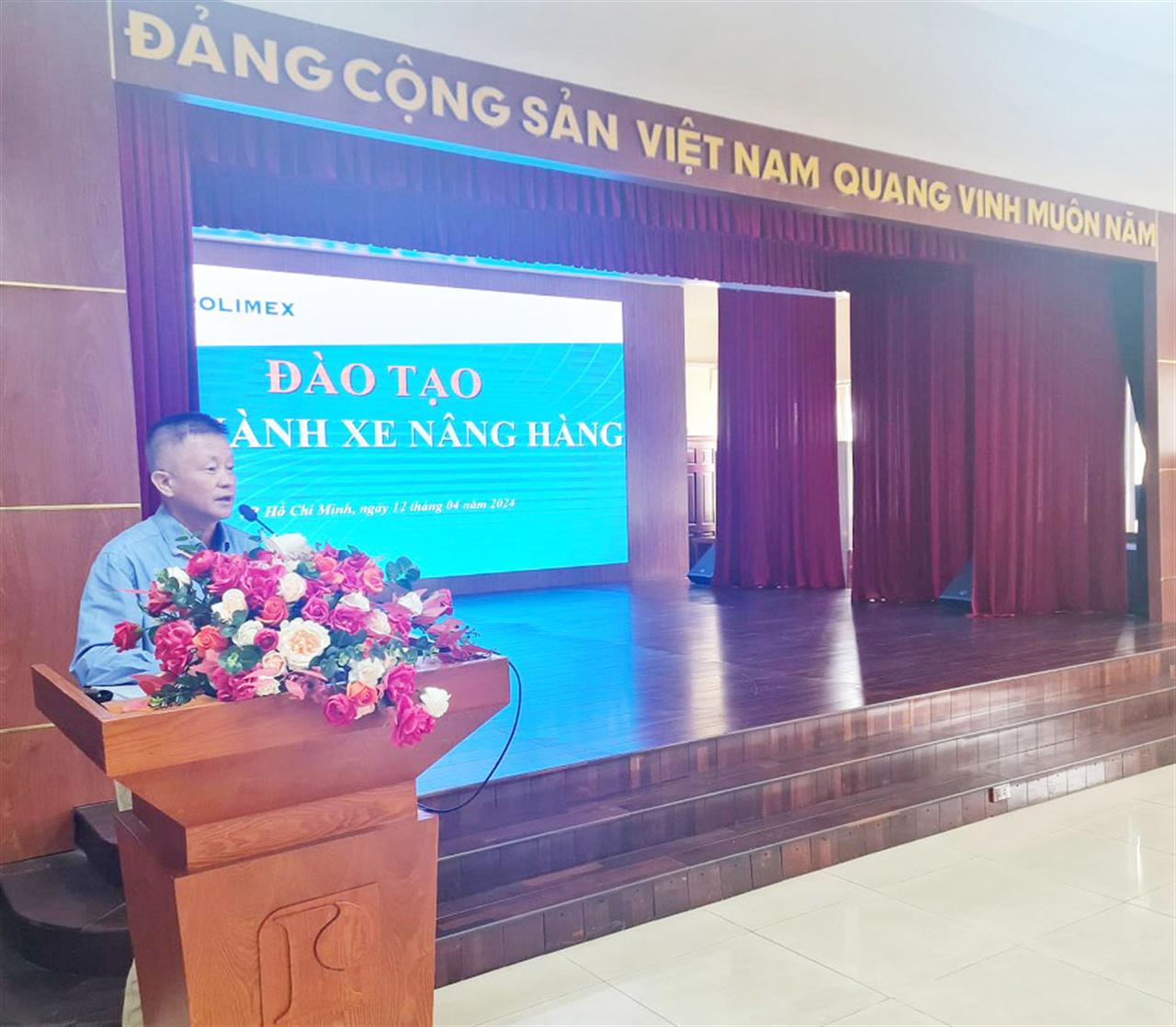 Tổng kho Xăng dầu Nhà Bè tổ chức huấn luyện vận hành xe nâng hàng