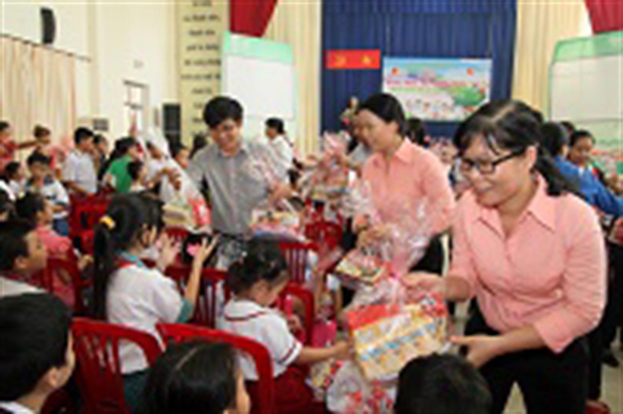 Tổng kho Nhà Bè đồng hành cùng địa phương chào đón hè năm 2016