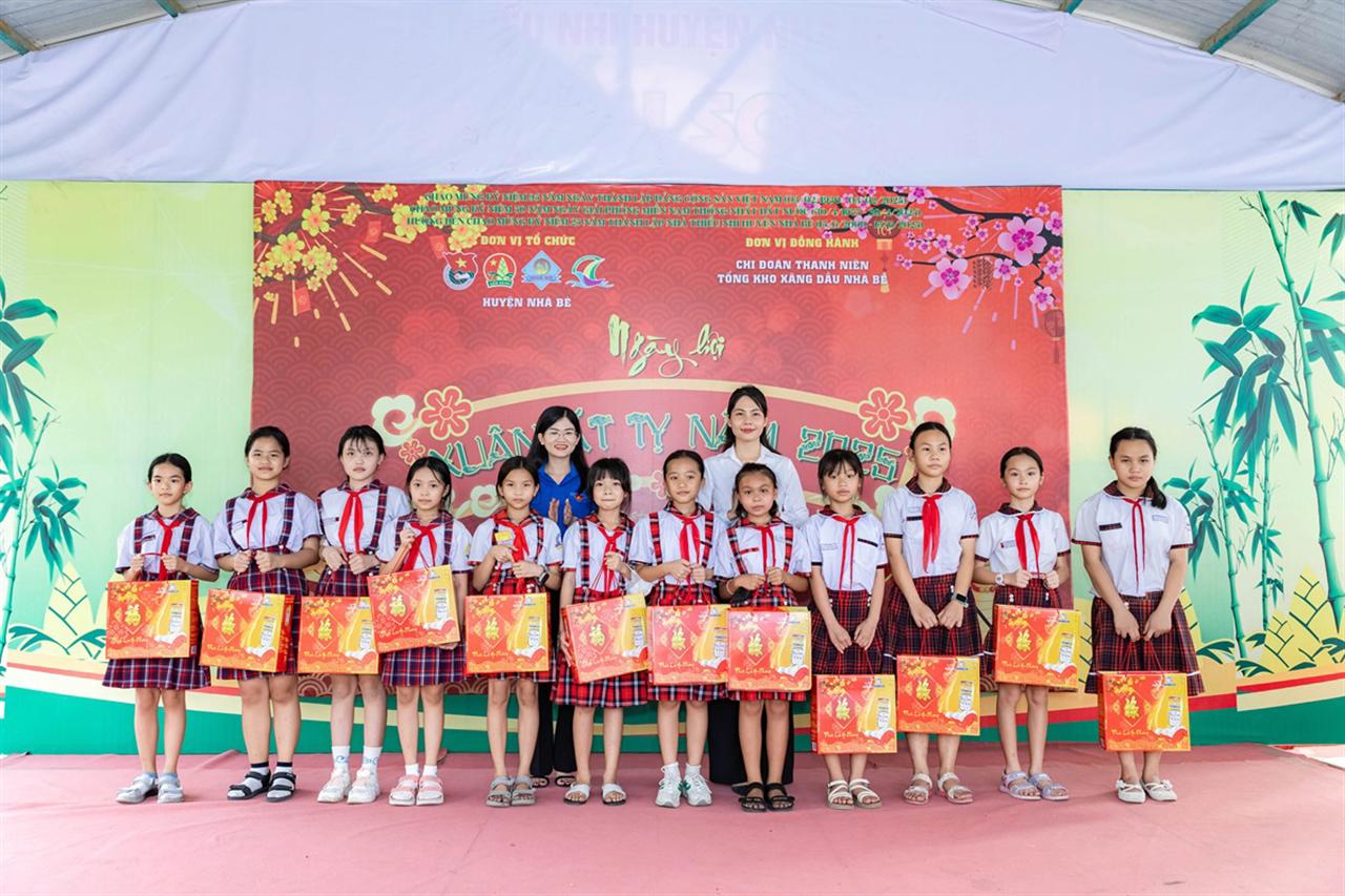 Thanh niên Tổng kho Xăng dầu Nhà Bè chào Xuân Ất Tỵ