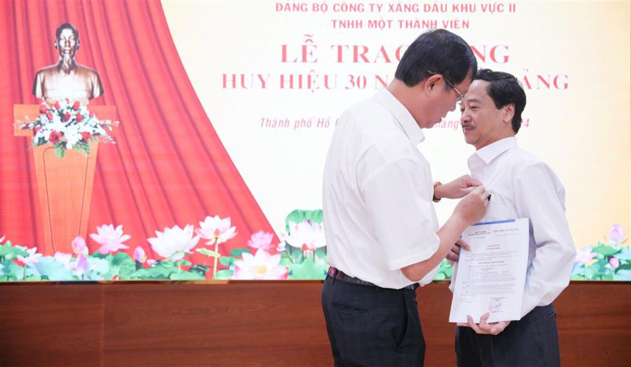 Trang trọng lễ trao Huy hiệu 30 năm tuổi đảng tới Đảng viên Nguyễn Thành Văn