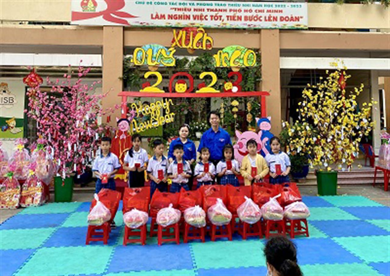 Nhân ái trao tay – Tết ấm sum vầy