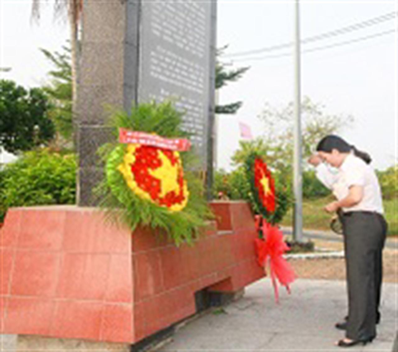 Thắp hương tưởng niệm các Anh hùng Liệt sỹ
