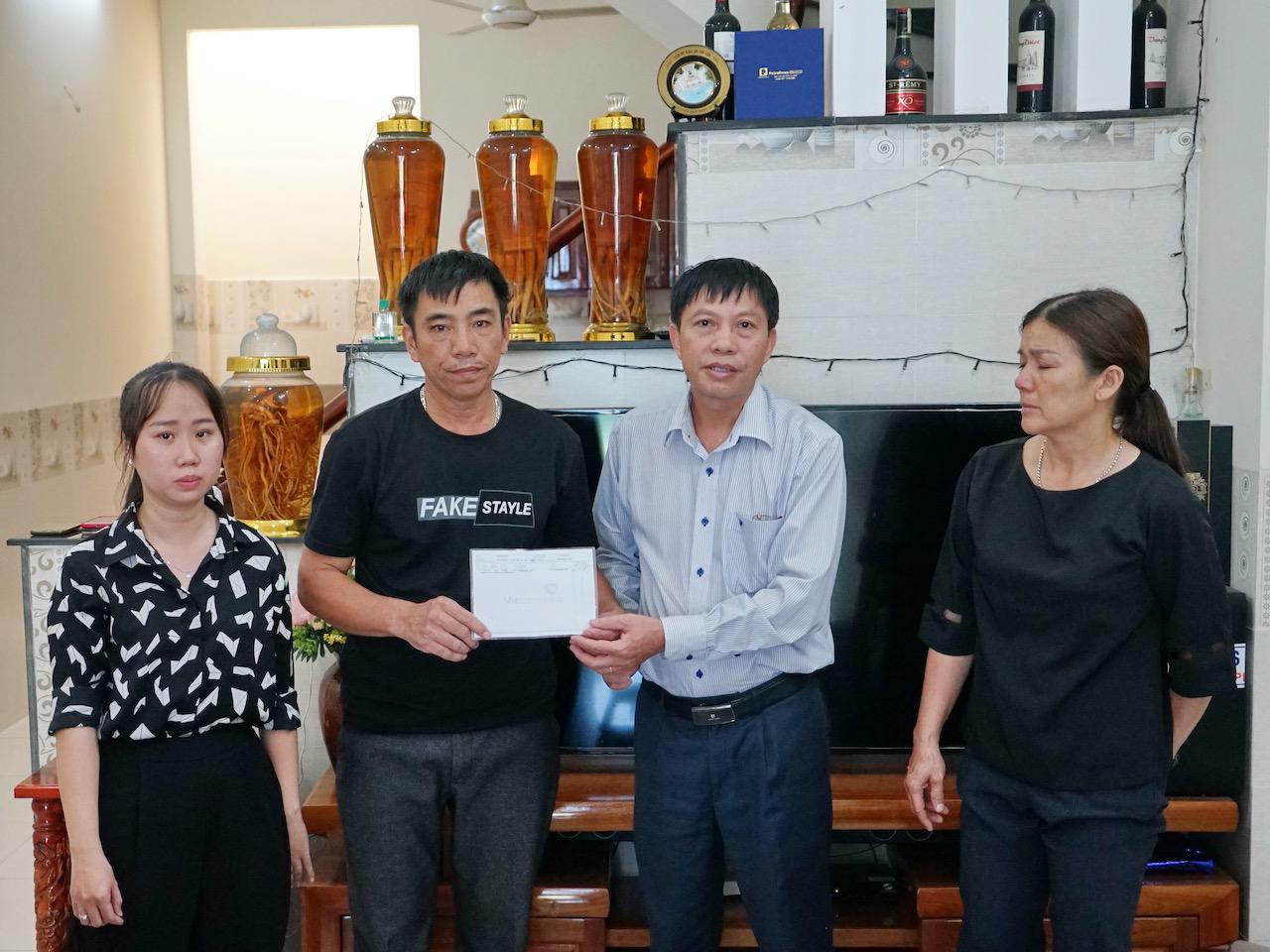 Lãnh đạo Công ty và Chi nhánh XD Sài Gòn trao “Sổ tiết kiệm cho bé Trần Trọng Thiên” đến gia đình anh Trần Văn Trọng