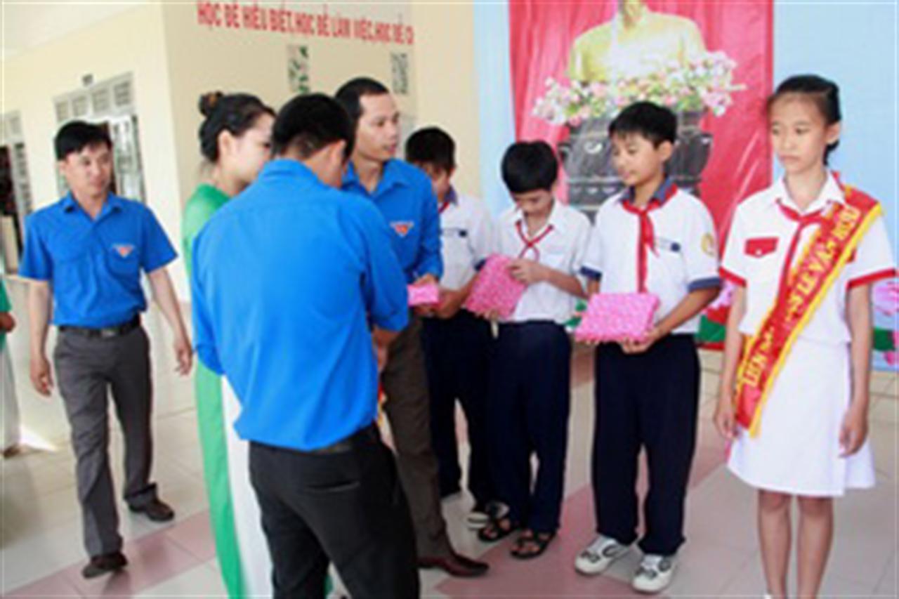 Tuổi trẻ Petrolimex Sài Gòn hưởng ứng ngày hội toàn dân đưa trẻ đến trường