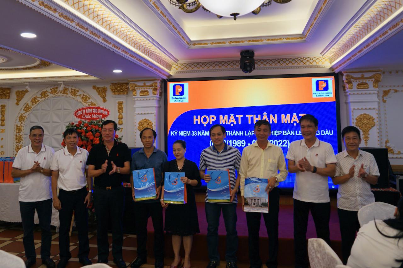 Giao lưu thể thao chào mừng 33 năm Ngày thành lập Xí nghiệp Bán lẻ Xăng dầu