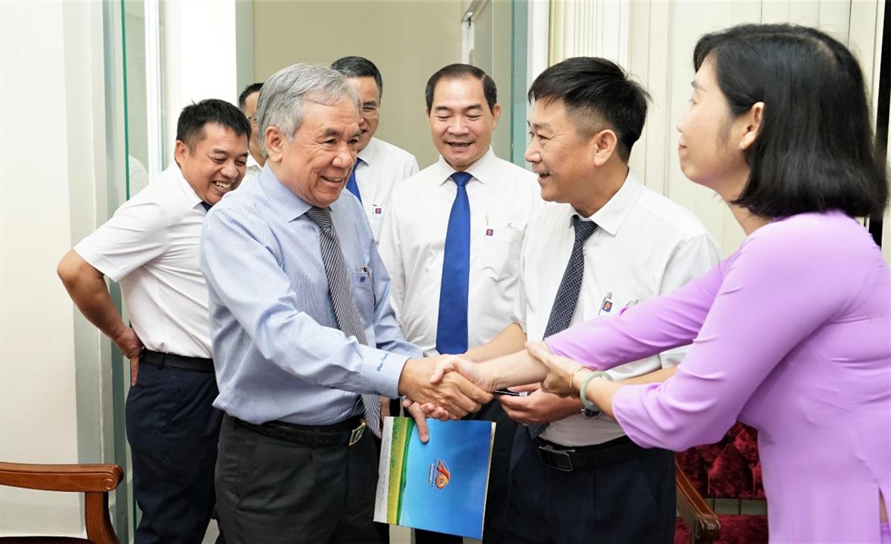 Buổi gặp mặt cán bộ hưu trí nồng ấm, thân mật trước thềm Xuân Quý Mão 2023