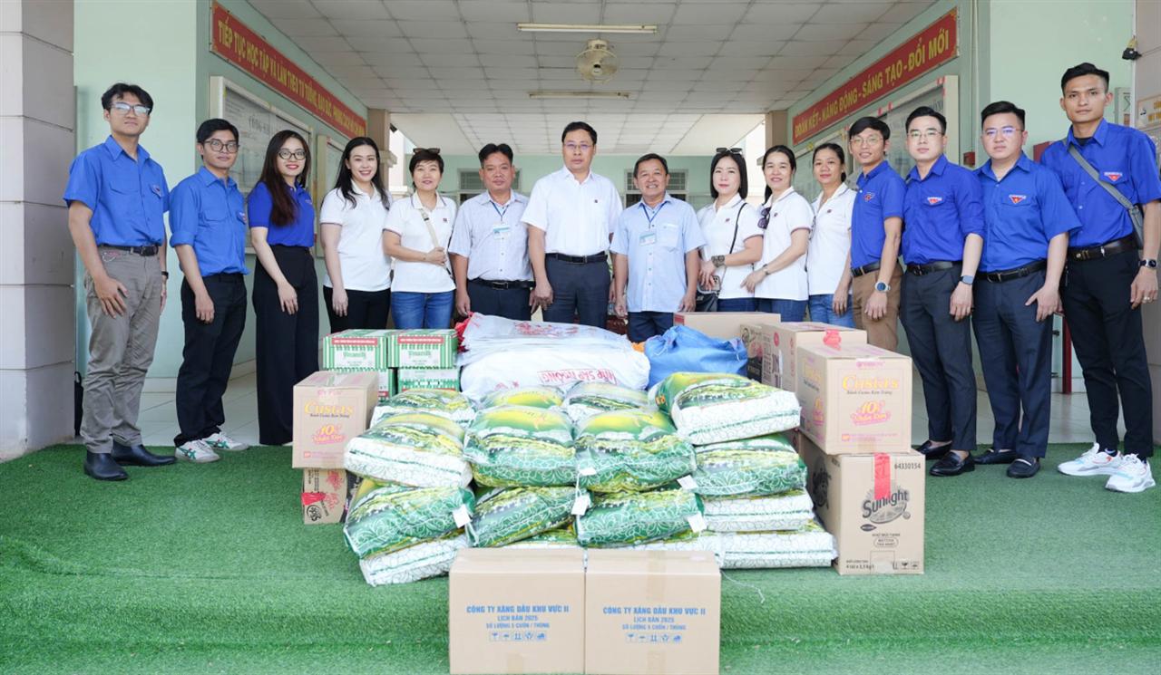 Chúc Tết và động viên người cao tuổi, người khuyết tật tại Trung tâm bảo trợ xã hội Chánh Phú Hòa