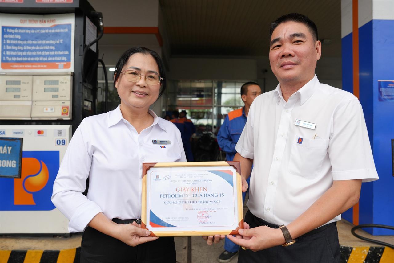 Vinh danh 4 cửa hàng xăng dầu đạt thành tích cao trong tháng 9